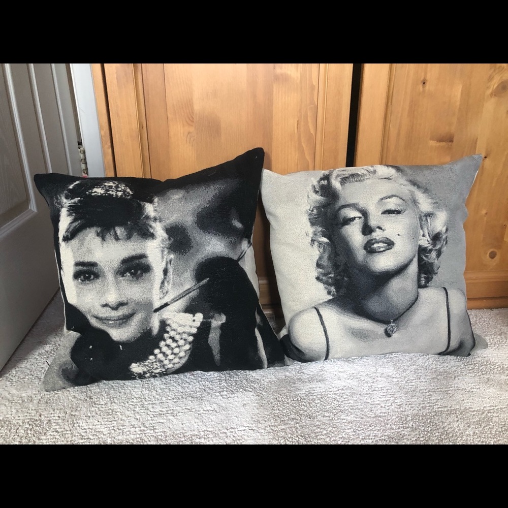 Cushions with image of Hepburn and Monroe